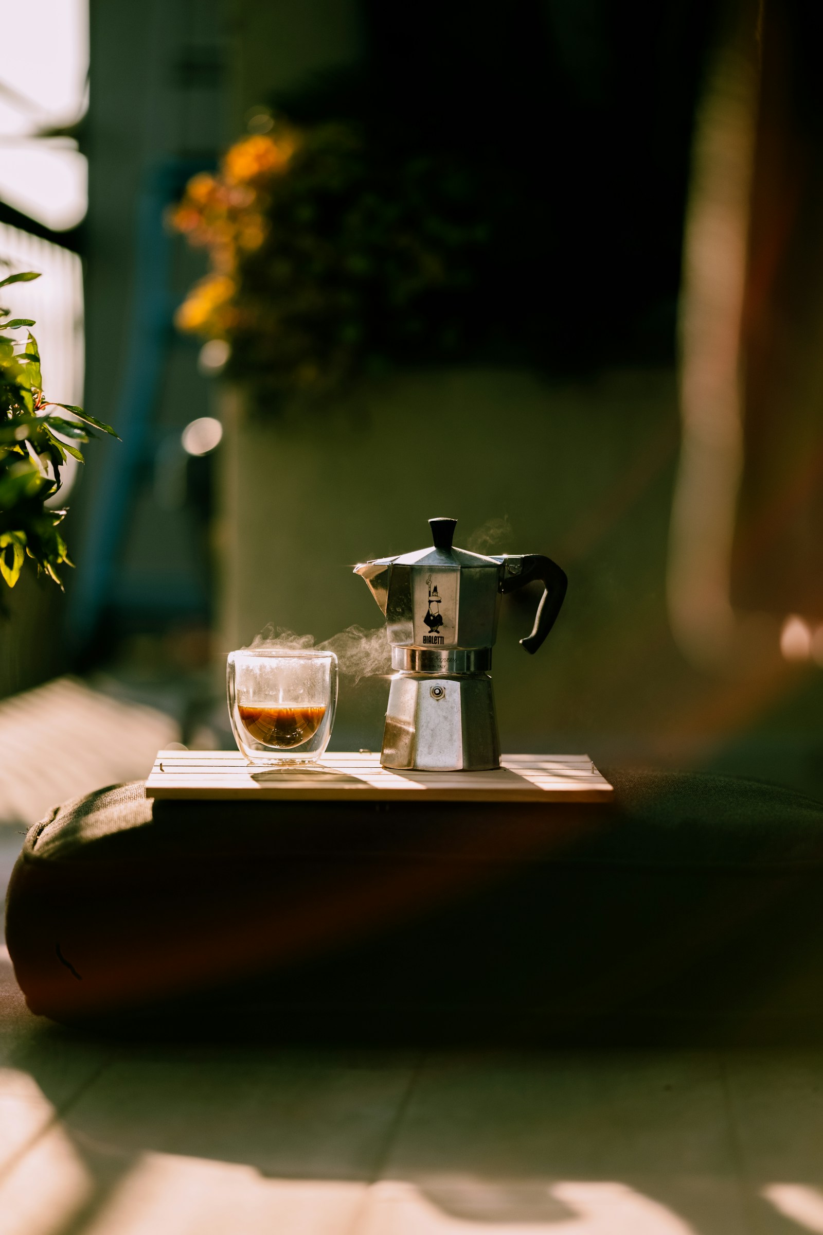 Cafetière italienne (moka) et tasse de café dans une lumière chaude